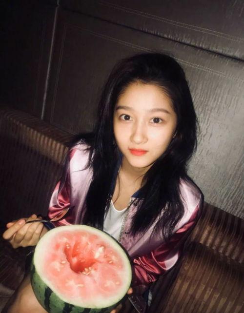 深夜娱乐吃瓜,揭秘娱乐圈最新吃瓜大事件-第2张图片-吃瓜群